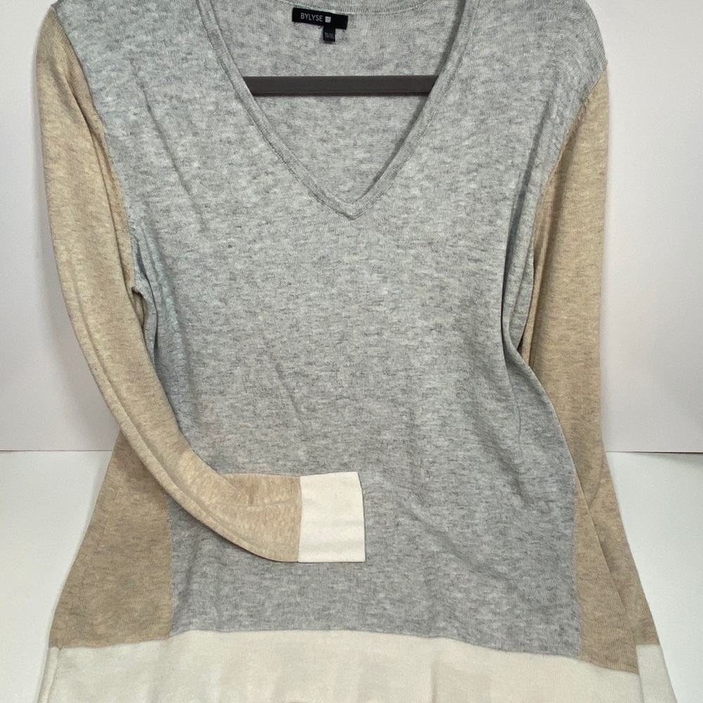 New. Bylyse Heather Gray Women’s V-Neck Sweater.